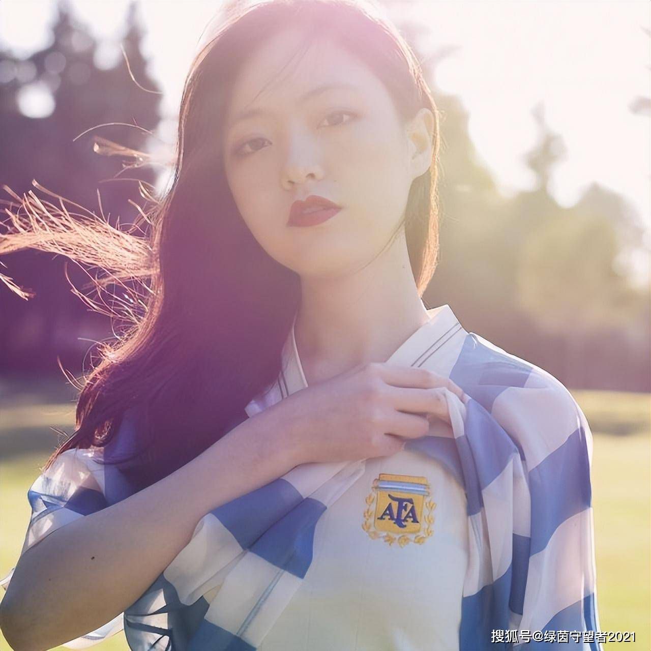 这时，隔壁房间的房门打开，出来两名年轻女性，其中有一个北欧面孔，一个华人面孔。